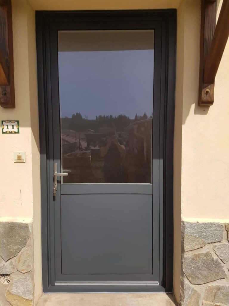 Porte-dans-la-Loire-52-a-Firminy-a-proximite-de-Firminy