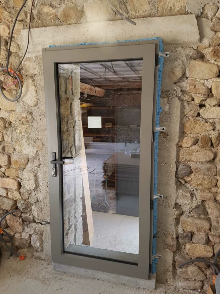 Porte-dans-la-Loire-54-a-Firminy-a-proximite-de-Firminy