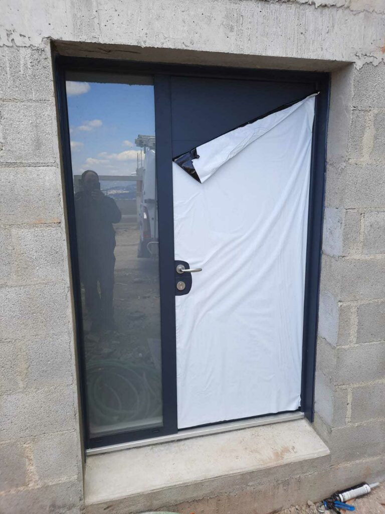 Porte-dans-la-Loire-60-a-Firminy-a-proximite-de-Firminy