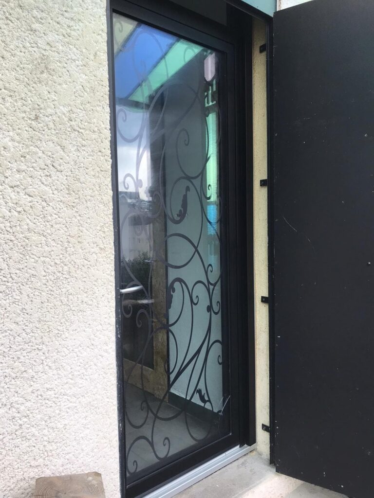 Porte-sur-mesure-aux-environs-de-Firminy-2