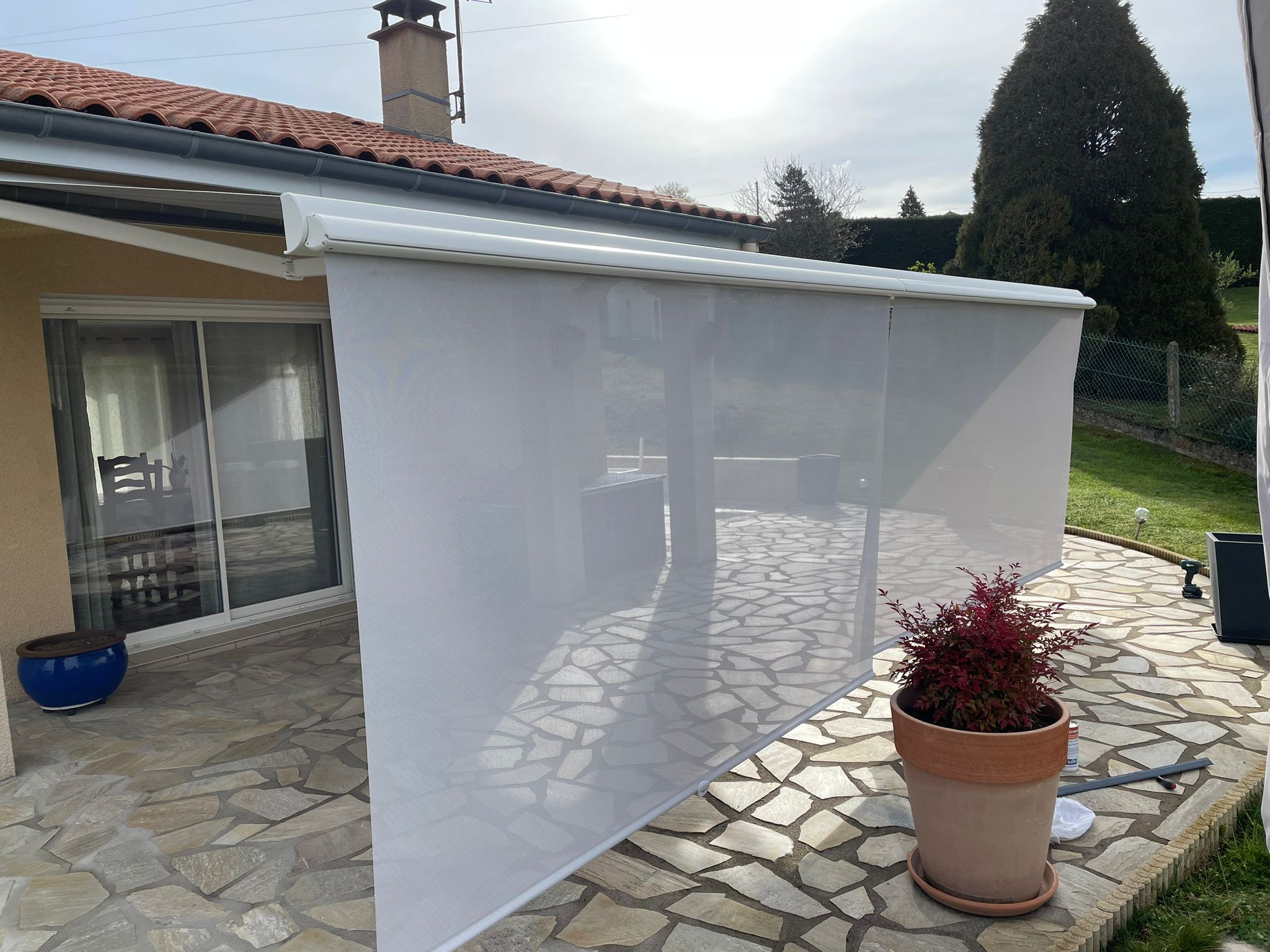 Store-banne-avec-lambrequin-enroulable-1